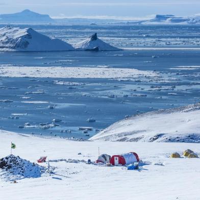 Exposição Da Floresta ao Deserto de Gelo - Pesquisas Geológicas na Antártica chega a Gramado. Na foto, acampamento do Programa Antártico Brasileiro na Ilha Vega<!-- NICAID(14848326) -->