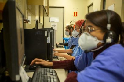 PORTO ALEGRE, RS, BRASIL - Teleatendimento cresce na pandemia e vira solução para atendimentos que deixaram de ser realizados, além do acompanhamento de pacientes em recuperação da Covid-19.Indexador: Jeff Botega<!-- NICAID(14841528) -->