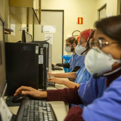 PORTO ALEGRE, RS, BRASIL - Teleatendimento cresce na pandemia e vira solução para atendimentos que deixaram de ser realizados, além do acompanhamento de pacientes em recuperação da Covid-19.Indexador: Jeff Botega<!-- NICAID(14841528) -->