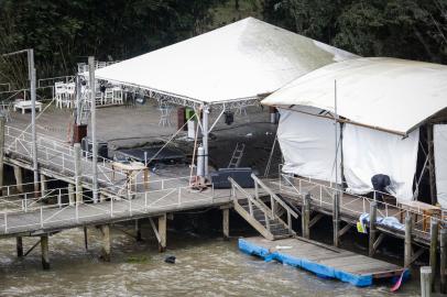 Porto Alegre, RS, Brasil, 19-07-2021: Queda de parte do deck de estabelecimento na Ilha das Flores, em Porto Alegre, onde ocorria uma festa, causou a morte de uma pessoa e feriu diversas outras. Pelo menos 50 pessoas que estavam no evento caíram na água. (Foto: Mateus Bruxel / Agência RBS)Indexador: Mateus Bruxel<!-- NICAID(14838836) -->