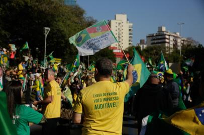 PORTO ALEGRE, RS, BRASIL,  01/08/2021 Manifestantes reuniram-se no Parque Moinhos de Vento, o Parcão, em Porto Alegre, na tarde deste domingo (1º), para protestar em defesa do voto impresso. Foto: Marco Favero / Agencia RBS<!-- NICAID(14850839) -->