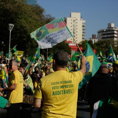 PORTO ALEGRE, RS, BRASIL,  01/08/2021 Manifestantes reuniram-se no Parque Moinhos de Vento, o Parcão, em Porto Alegre, na tarde deste domingo (1º), para protestar em defesa do voto impresso. Foto: Marco Favero / Agencia RBS<!-- NICAID(14850839) -->