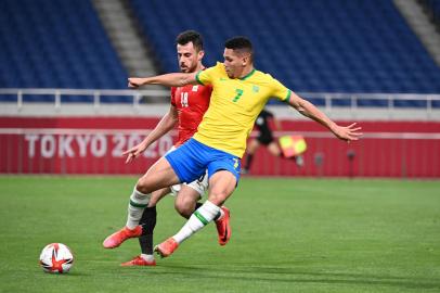 Egypts defender Mahmoud El Wench (L) vies for the ball with Brazils midfielder Paulinho during the Tokyo 2020 Olympic Games mens quarter-final football match between Brazil and Egypt at Saitama Stadium in Saitama on July 31, 2021. (Photo by Charly TRIBALLEAU / AFP)Editoria: SPOLocal: SaitamaIndexador: CHARLY TRIBALLEAUSecao: soccerFonte: AFPFotógrafo: STF<!-- NICAID(14851297) -->