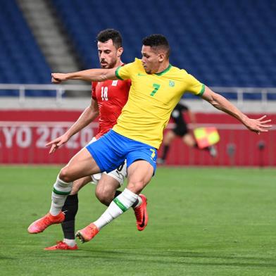 Egypts defender Mahmoud El Wench (L) vies for the ball with Brazils midfielder Paulinho during the Tokyo 2020 Olympic Games mens quarter-final football match between Brazil and Egypt at Saitama Stadium in Saitama on July 31, 2021. (Photo by Charly TRIBALLEAU / AFP)Editoria: SPOLocal: SaitamaIndexador: CHARLY TRIBALLEAUSecao: soccerFonte: AFPFotógrafo: STF<!-- NICAID(14851297) -->