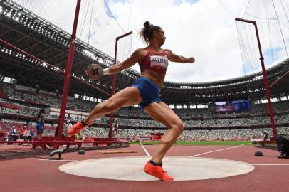 USAs Valarie Allman competes in the womens discus throw qualification during the Tokyo 2020 Olympic Games at the Olympic Stadium in Tokyo on July 31, 2021. (Photo by Andrej ISAKOVIC / AFP)<!-- NICAID(14851515) -->