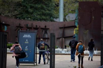 Volta às aulas na PUCRS.Foto: Jefferson Botega/Agência RBS<!-- NICAID(14851236) -->