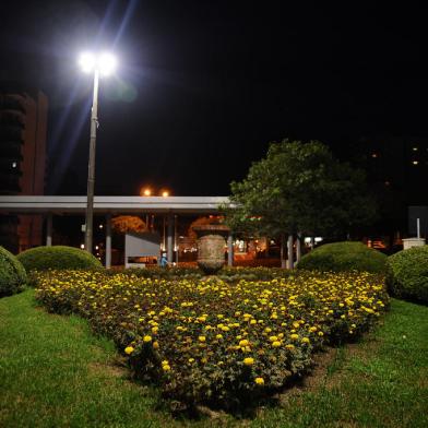 CAXIAS DO SUL, RS, BRASIL (04/03/2019)Prefeitura de Caxias do Sul substituirá luminárias com lâmpadas de vapor de sódio por luminárias de LED. Na foto, luminárias instaladas no pátio em frente ao Centro Administrativo. (Antonio Valiente/Agência RBS)<!-- NICAID(13981847) -->