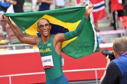 Third-placed Brazils Alison Dos Santos celebrates after competing in the mens 400m hurdles final during the Tokyo 2020 Olympic Games at the Olympic Stadium in Tokyo on August 3, 2021. (Photo by Andrej ISAKOVIC / AFP)<!-- NICAID(14852162) -->