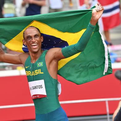 Third-placed Brazils Alison Dos Santos celebrates after competing in the mens 400m hurdles final during the Tokyo 2020 Olympic Games at the Olympic Stadium in Tokyo on August 3, 2021. (Photo by Andrej ISAKOVIC / AFP)<!-- NICAID(14852162) -->