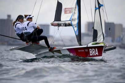 Brazils Martine Grael and Kahena Kunze compete in the womens skiff 49er FX race during the Tokyo 2020 Olympic Games sailing competition at the Enoshima Yacht Harbour in Fujisawa, Kanagawa Prefecture, Japan, on July 30, 2021. (Photo by Olivier MORIN / AFP)Editoria: SPOLocal: FujisawaIndexador: OLIVIER MORINSecao: sports eventFonte: AFPFotógrafo: STF<!-- NICAID(14851183) -->