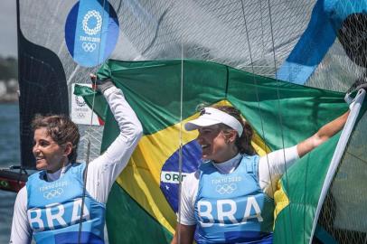 Mais um ouro foi conquistado pelo Brasil nesta terça-feira (3). Martine e Kahena tornaram-se bicampeãs na classe 49er FX da vela ao chegarem em terceiro lugar na medal race. É a terceira medalha de ouro para o Brasil e a 12ª do país.<!-- NICAID(14852168) -->