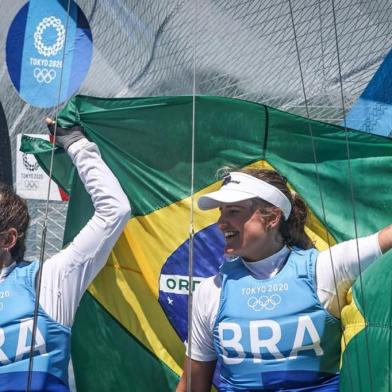 Mais um ouro foi conquistado pelo Brasil nesta terça-feira (3). Martine e Kahena tornaram-se bicampeãs na classe 49er FX da vela ao chegarem em terceiro lugar na medal race. É a terceira medalha de ouro para o Brasil e a 12ª do país.<!-- NICAID(14852168) -->