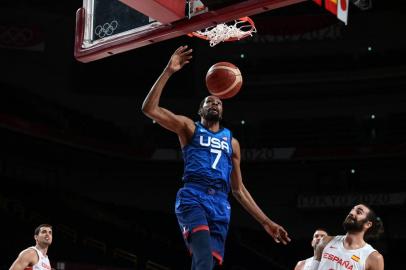 USAs Kevin Wayne Durant goes for a dunk past Spains Ricard Rubio (R) in the mens quarter-final basketball match between Spain and USA during the Tokyo 2020 Olympic Games at the Saitama Super Arena in Saitama on August 3, 2021. (Photo by Aris MESSINIS / AFP)<!-- NICAID(14852171) -->