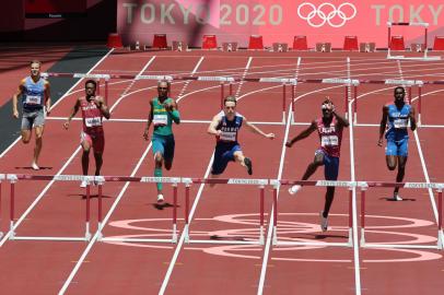 (From L) Estonias Rasmus Magi, Qatars Abderrahman Samba, Brazils Alison Dos Santos, Norways Karsten Warholm, USAs Rai Benjamin and British Virgin Islands Kyron McMaster compete in the mens 400m hurdles final during the Tokyo 2020 Olympic Games at the Olympic Stadium in Tokyo on August 3, 2021. (Photo by Giuseppe CACACE / AFP)<!-- NICAID(14852175) -->