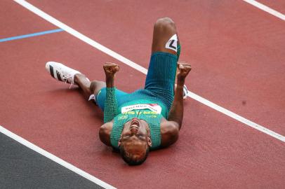 Depois de um dia frustrado nos Jogos Olímpicos de Tóquio para os brasileiros no atletismo, Alison Santos, 21 anos, conseguiu a medalha de bronze na final dos 400m rasos.  Ele subiu no pódio ao terminar o percurso em 46seg72, estabelecendo um novo recorde sul-americano. É a 11ª medalha para o Brasil. <!-- NICAID(14852176) -->