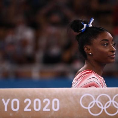 USAs Simone Biles gets ready to compete in the artistic gymnastics womens balance beam final of the Tokyo 2020 Olympic Games at Ariake Gymnastics Centre in Tokyo on August 3, 2021. (Photo by Lionel BONAVENTURE / AFP)Editoria: SPOLocal: TokyoIndexador: LIONEL BONAVENTURESecao: gymnasticsFonte: AFPFotógrafo: STF<!-- NICAID(14852192) -->