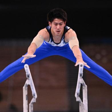 Japans Daiki Hashimoto competes in the parallel bars event of the artistic gymnastics mens all-around final during the Tokyo 2020 Olympic Games at the Ariake Gymnastics Centre in Tokyo on July 28, 2021. (Photo by Martin BUREAU / AFP)<!-- NICAID(14852249) -->