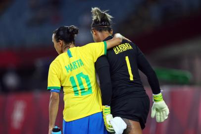 Soccer Football - Women - Quarterfinal - Canada v BrazilTokyo 2020 Olympics - Soccer Football - Women - Quarterfinal - Canada v Brazil - Miyagi Stadium, Miyagi, Japan - July 30, 2021. Marta of Brazil and Barbara of Brazil look dejected after the match REUTERS/Amr Abdallah DalshEditoria: SLocal: MIYAGIIndexador: AMR ABDALLAH DALSHFonte: X90179<!-- NICAID(14849607) -->