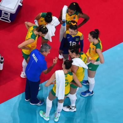 Brazils head coach Jose Guimaraes speaks to his players in the womens preliminary round pool A volleyball match between Brazil and Kenya during the Tokyo 2020 Olympic Games at Ariake Arena in Tokyo on August 2, 2021. (Photo by Antonin THUILLIER / AFP)Editoria: SPOLocal: TokyoIndexador: ANTONIN THUILLIERSecao: volleyballFonte: AFPFotógrafo: STF<!-- NICAID(14852265) -->