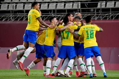 Brazils players celebrate winning the Tokyo 2020 Olympic Games mens semi-final football match between Mexico and Brazil at Ibaraki Kashima Stadium in Kashima city, Ibaraki prefecture on August 3, 2021. (Photo by MARTIN BERNETTI / AFP)Editoria: SPOLocal: Kashima-shiIndexador: MARTIN BERNETTISecao: soccerFonte: AFPFotógrafo: STF<!-- NICAID(14852266) -->