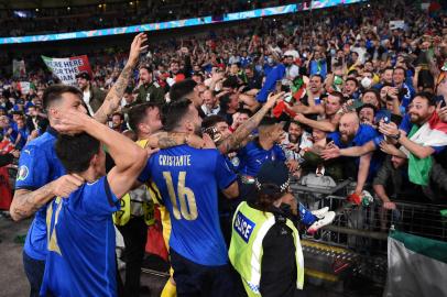 Italys players celebrate with the fans after winning the UEFA EURO 2020 final football match between Italy and England at the Wembley Stadium in London on July 11, 2021. (Photo by Andy Rain / POOL / AFP)Editoria: SPOLocal: LondonIndexador: ANDY RAINSecao: soccerFonte: POOLFotógrafo: STR<!-- NICAID(14836232) -->