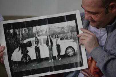 CANOAS, RS, BRASIL - 03.08.2021: André tem 40 anos e ficou 119 dias internado por causa da covid-19. Durante o período no Hospital de Clínicas, viralizou um vídeo gravado pela equipe do CTI em que ele batia o pé, debaixo das cobertas, ao som de Twist and Shout, dos Beatles. Ele teve alta na semana passada e está bem. Ganhou um poster e cds da banda inglesa durante a internação. Na Imagem: André mostra o poster dos Beatles que ganhara no hospital. FOTO: Mateus Bruxel / Agência RBSIndexador: Mateus Bruxel<!-- NICAID(14852371) -->