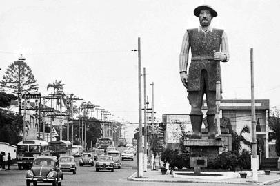 Estátua em homenagem ao bandeirante Borba Gato na Av. Santo Amaro em São Paulo.Indexador: ARQUIVO<!-- NICAID(14521107) -->