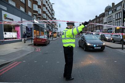 A police officer raises the tape for a car to leave at a cordon is set up on Streatham High Road in south London on February 2, 2020, after a man is shot dead by police following reports of people being stabbed in the street. - British police on Sunday said they had shot a man in south London, after at least two people were stabbed in a suspected terrorist-related incident. (Photo by ISABEL INFANTES / AFP)Editoria: CLJLocal: LondonIndexador: ISABEL INFANTESSecao: policeFonte: AFPFotógrafo: STR<!-- NICAID(14406149) -->