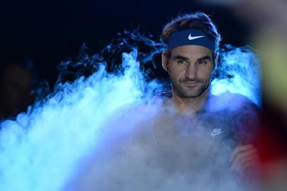 Switzerlands Roger Federer arrives on court for a mens singles group stage match against Japans Kei Nishikori on day five of the ATP World Tour Finals tennis tournament in London on November 19, 2015.Editoria: SPOLocal: LondonIndexador: GLYN KIRKSecao: tennisFonte: AFPFotógrafo: STR