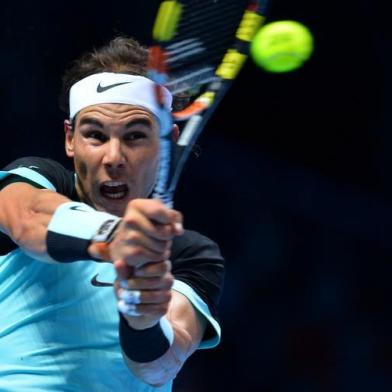 Spains Rafael Nadal returns to Spains David Ferrer during a mens singles group stage match on day six of the ATP World Tour Finals tennis tournament in London on November 20, 2015.  AFP PHOTO / GLYN KIRK / AFP / GLYN KIRKEditoria: SPOLocal: LondonIndexador: GLYN KIRKSecao: tennisFonte: AFPFotógrafo: OTHER