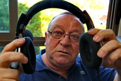 Porto Alegre, RS. Radialista, narrador, comentarista da Rádio Gaúcha Pedro Ernesto Denardin, fotos feitas em sua casa. Fotos : Júlio Cordeiro Ag. RBS  09/11/2015