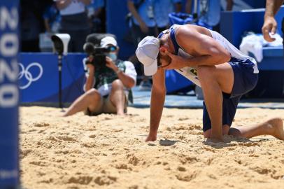 Brazils Alison Cerutti reacts after losing their mens beach volleyball quarter-final match between Latvia and Brazil during the Tokyo 2020 Olympic Games at Shiokaze Park in Tokyo on August 4, 2021. (Photo by Martin BERNETTI / AFP)<!-- NICAID(14853082) -->