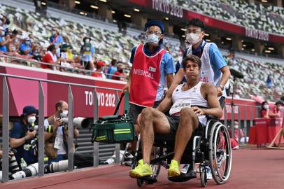 TOPSHOT - Belgiums Thomas Van Der Plaetsen reacts as he leaves in a wheel chair after injuring himself while competing in the mens decathlon long jump during the Tokyo 2020 Olympic Games at the Olympic Stadium in Tokyo on August 4, 2021. (Photo by Ben STANSALL / AFP)<!-- NICAID(14853089) -->