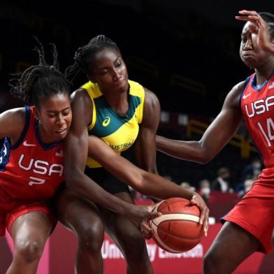 Australias Ezi Magbegor (C) fights for the ball with USAs Ariel Atkins (L) and Tina Charles in the womens quarter-final basketball match between Australia and USA during the Tokyo 2020 Olympic Games at the Saitama Super Arena in Saitama on August 4, 2021. (Photo by Aris MESSINIS / AFP)<!-- NICAID(14853166) -->