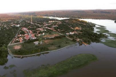 Porto Alegre do Piauí, outras porto alegres. Foto aérea do cais do porto de Porto Alegre do Piauí. Pauta sobre outras Porto Alegres do Brasil.<!-- NICAID(14853197) -->