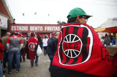 Torcida chega ao Estádio Bento Freitas para o jogo de ida das quartas de final do Brasileirão Série C entre Brasil-Pel x Fortaleza. Foto: Félix Zucco.