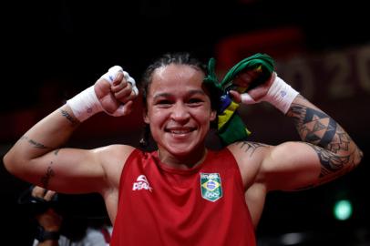 Brazils Beatriz Ferreira celebrates after winning against  Finlands Mira Marjut Johanna Potkonen after their womens light (57-60kg) semi-final boxing match during the Tokyo 2020 Olympic Games at the Kokugikan Arena in Tokyo on August 5, 2021. (Photo by UESLEI MARCELINO / POOL / AFP)<!-- NICAID(14854463) -->