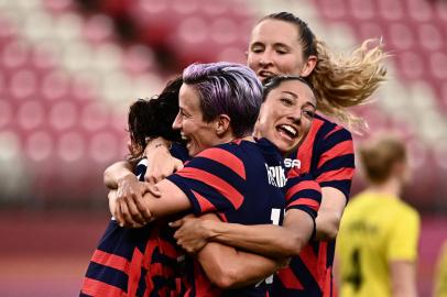 USAs forward Carli Lloyd (L) is congratulated by teammates after scoring during the Tokyo 2020 Olympic Games womens bronze medal football match between Australia and the United States at Ibaraki Kashima Stadium in Kashima city, Ibaraki prefecture on August 5, 2021. (Photo by Jeff PACHOUD / AFP)Editoria: SPOLocal: Kashima-shiIndexador: JEFF PACHOUDSecao: soccerFonte: AFPFotógrafo: STF<!-- NICAID(14854470) -->