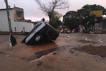 ***EM BAIXA***PORTO ALEGRE, RS, BRASIL,  05/08/2021- Carro cai em buraco após rompimento de cano no bairro São José em Porto Alegre . Foto: Cid Martins / Agência RBS<!-- NICAID(14854480) -->