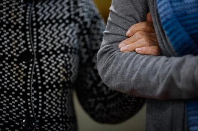 Porto Alegre, RS, Brasil - 05/07/2021 - Spaan faz campanha para arrecadar radinhos aos idosos acolhidos. Na foto: Maria do Carmo Chaves Alves, 93 anos (grisalha) e Hilda Quirino, 64 anos. (Foto: Anselmo Cunha/Agência RBS)<!-- NICAID(14854514) -->