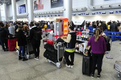 PORTO ALEGRE, RS - 06/07/2021. Neblina causa transtornos no aeroporto Salgado Filho pelo terceiro dia seguido.  Pelo menos dois voos foram cancelados e outros seis apresentavam atrasos durante a manhã. FOTO: Ronaldo Bernardi / Agência RBS.<!-- NICAID(14826846) -->