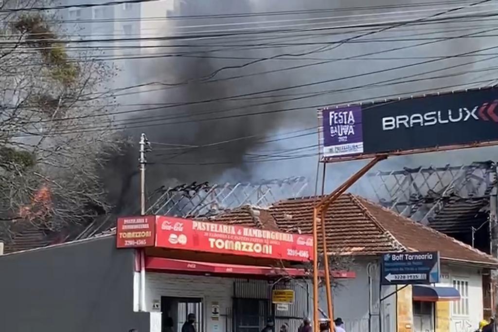 VÍDEO: Carro pega fogo no centro de Caxias do Sul