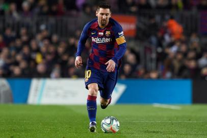 Barcelonas Argentine forward Lionel Messi runs with the ball during the Spanish League football match between FC Barcelona and RCD Mallorca at the Camp Nou stadium in Barcelona on December 7, 2019. (Photo by Josep LAGO / AFP)Editoria: SPOLocal: BarcelonaIndexador: JOSEP LAGOSecao: soccerFonte: AFPFotógrafo: STR<!-- NICAID(14362363) -->