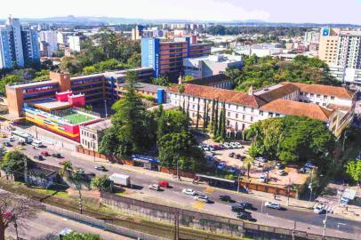 Vista aérea atual da Universidade La Salle, com a linha ferroviária na parte inferior da foto.<!-- NICAID(14854694) -->