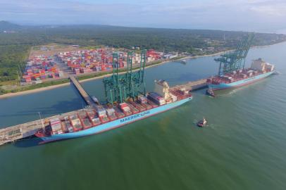 Porto de Itapoá-SCIniciou a construção em 2007 e foi entregue em dezembro de 2010, com seu primeiro navio atracando no ano seguinte.Fica localizado entre Joinville e Curitiba, é um dos cinco maiores portos do Brasil.O complexo tem administração do Portinvest Participações S.A, dono de 70% e a Aliança Administração de Imóveis e Participações Ltda, com 30%, ambos da iniciativa privada.Em três anos, recebeu o navio mil e alcançou a marca de um milhão de TEUs (medida para calcular a capacidade de carga de um container marítimo normal). Nos três últimos meses de 2020, o terminal recebeu 35 mil contêineres de importação, praticamente o dobro das movimentações do segundo e terceiro trimestre, representando crescimento de 10% em relação ao último trimestre de 2019.<!-- NICAID(14855424) -->