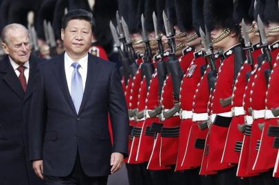 Chinese President Xi Jinping (2L) and Britains Prince Philip, Duke of Edinburgh (L) inspect the guard of honour on Horse Guards Parade in central London on October 20, 2015 during the ceremonial welcome for Chinese President Xi Jinping and his wife Peng Liyuan on the first official day of a state visit. Chinese President Xi Jinping arrived for a four-day state visit as the government of Prime Minister David Cameron seeks stronger trade ties with the worlds second-largest economy. AFP PHOTO / ADRIAN DENNISEditoria: POLLocal: LondonIndexador: ADRIAN DENNISSecao: DiplomacyFonte: AFPFotógrafo: STF