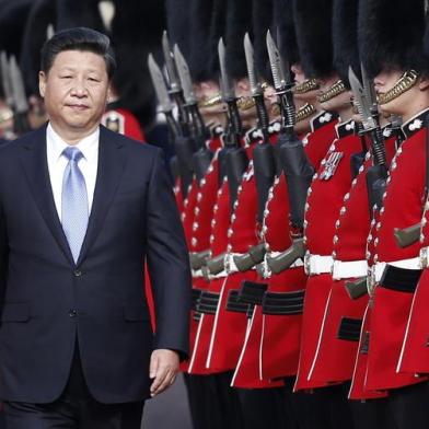 Chinese President Xi Jinping (2L) and Britains Prince Philip, Duke of Edinburgh (L) inspect the guard of honour on Horse Guards Parade in central London on October 20, 2015 during the ceremonial welcome for Chinese President Xi Jinping and his wife Peng Liyuan on the first official day of a state visit. Chinese President Xi Jinping arrived for a four-day state visit as the government of Prime Minister David Cameron seeks stronger trade ties with the worlds second-largest economy. AFP PHOTO / ADRIAN DENNISEditoria: POLLocal: LondonIndexador: ADRIAN DENNISSecao: DiplomacyFonte: AFPFotógrafo: STF