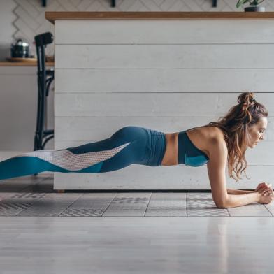 Fit woman working on abdominal muscles doing plank exercise, core workout at home.Exercicio, mulher, abdominal, musculos, treino. Foto: undrey / stock.adobe.comIndexador: Zaripov AndreiFonte: 334190484<!-- NICAID(14554397) -->