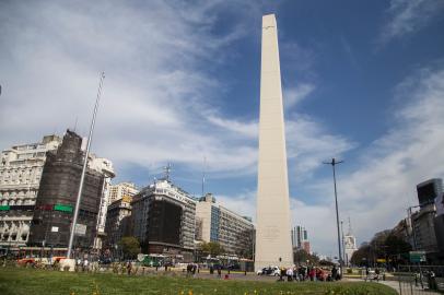 Picture released by Noticias Argentinas showing Buenos Aires Obelisk without its pyramidal top after an art intervention by Argentine artist Leandro Erlich, on September 20, 2015. Erlich is exposing at the Latin American Art Museum of Buenos Aires (MALBA) his work Democracy of the Symbol - which consists of a replica of the top of the emblematic monument and a recreation of the view it has at almost 70 metres high.   AFP PHOTO / NA / JOSE LUIS PERRINO  ---  RESTRICTED TO EDITORIAL USE - MANDATORY CREDIT AFP PHOTO / NA / JOSE LUIS PERRINO - NO MARKETING NO ADVERTISING CAMPAIGNS - DISTRIBUTED AS A SERVICE TO CLIENTS - ARGENTINA OUT