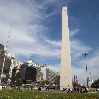 Picture released by Noticias Argentinas showing Buenos Aires Obelisk without its pyramidal top after an art intervention by Argentine artist Leandro Erlich, on September 20, 2015. Erlich is exposing at the Latin American Art Museum of Buenos Aires (MALBA) his work Democracy of the Symbol - which consists of a replica of the top of the emblematic monument and a recreation of the view it has at almost 70 metres high.   AFP PHOTO / NA / JOSE LUIS PERRINO  ---  RESTRICTED TO EDITORIAL USE - MANDATORY CREDIT AFP PHOTO / NA / JOSE LUIS PERRINO - NO MARKETING NO ADVERTISING CAMPAIGNS - DISTRIBUTED AS A SERVICE TO CLIENTS - ARGENTINA OUT